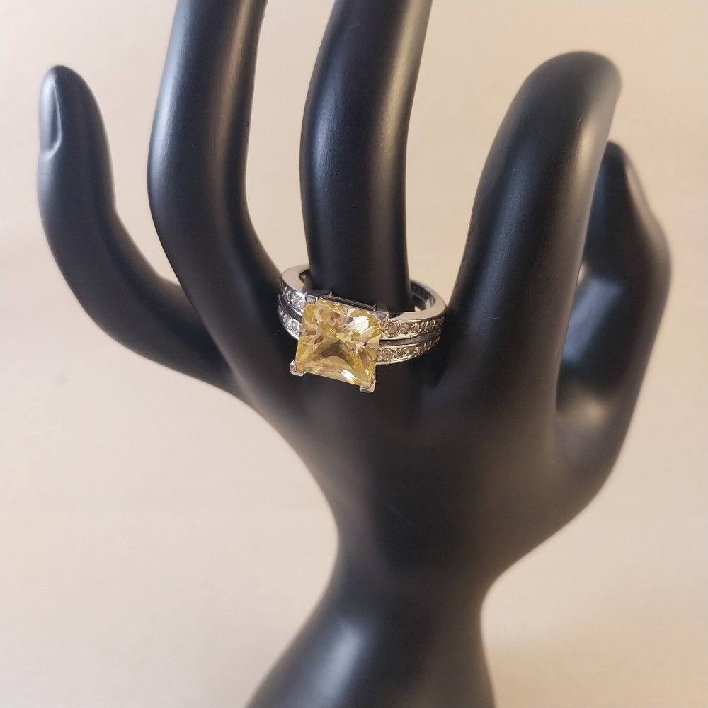 18 KGF  and Yellow Gemstone Ring - Picture 2 of 15